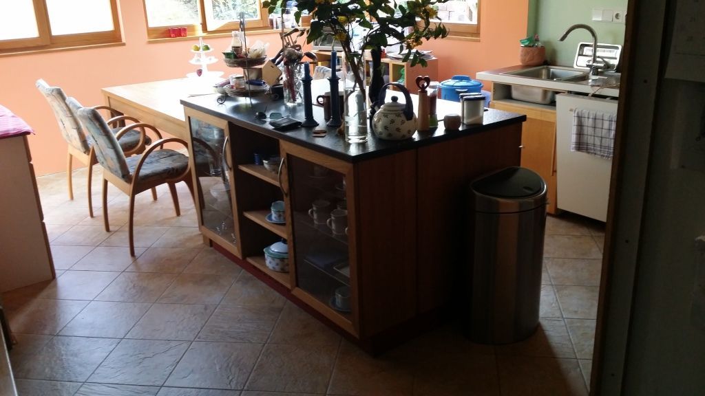 Tisch mit angrenzendem niedrigen Schrank und Ablagefläche