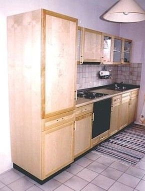 Küche mit Kühlschrank und Armaturen in heller Holzoptik