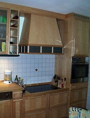 Küche mit Arbeitsflächen aus Holz