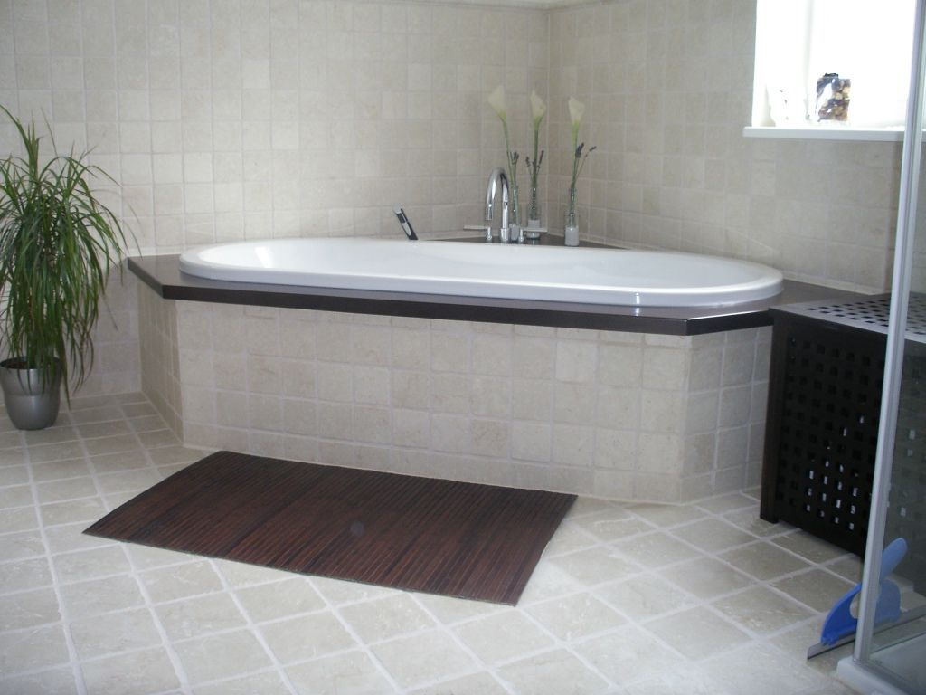 Badezimmer mit hellen Fliesen und Badewanne, Projekt von Die Schreinerei T.H., Inh. Schreinermeister Thomas Herbert