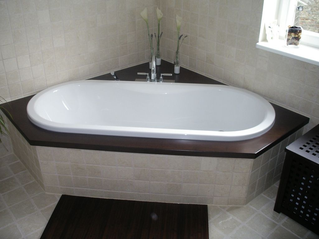 Detailansicht Badewanne mit Fliesen und Holzarmaturen