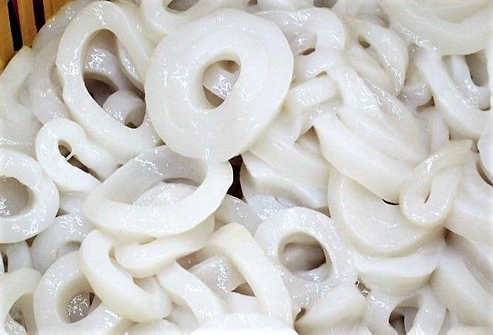 Un montón de anillos de calamar cortados en rodajas en una cesta.