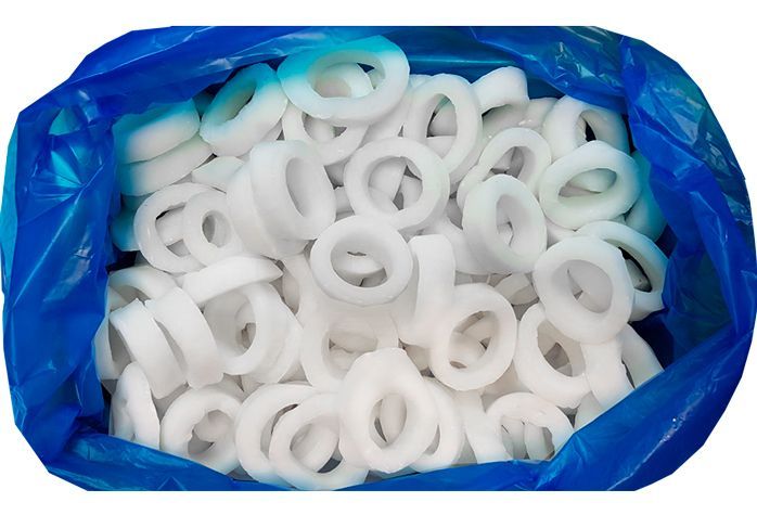 Una bolsa azul llena de anillos blancos sobre un fondo blanco