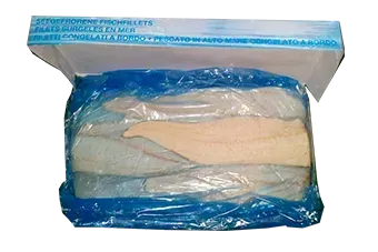 Una bolsa de pescado está en una caja sobre un fondo blanco.