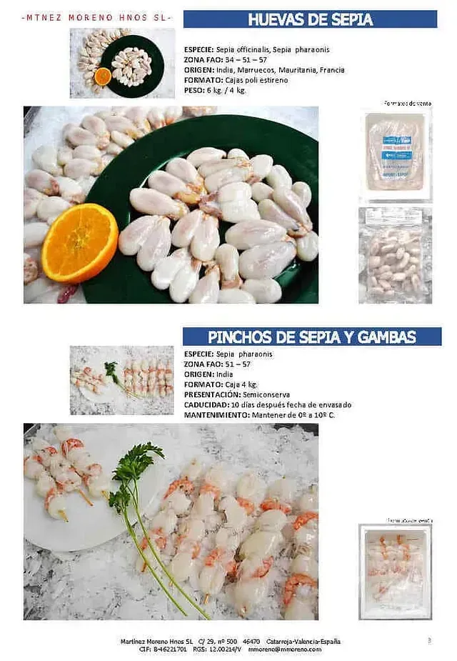 Un plato de camarones con una rodaja de naranja encima.