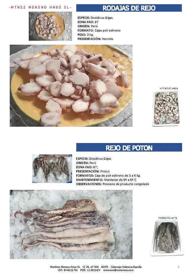 Un plato de calamares y una bolsa de calamares sobre una mesa.