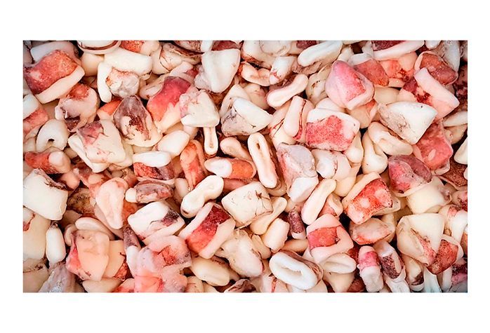 Una pila de calamares picados está sobre una mesa.