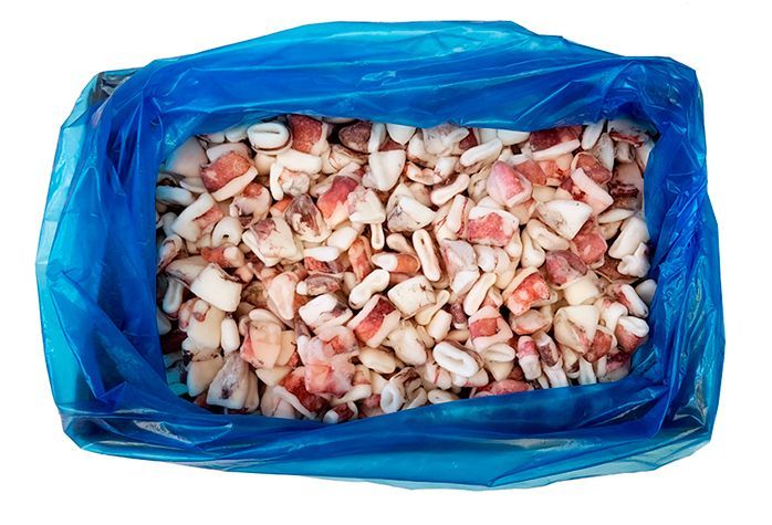 Una bolsa de plástico azul llena de carne picada sobre un fondo blanco.