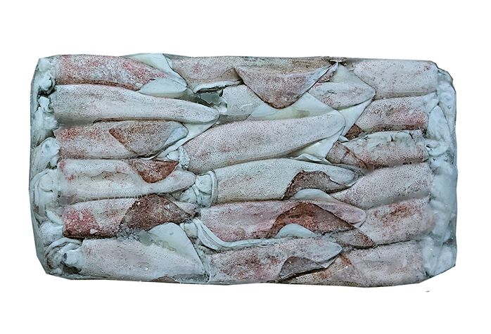 Una caja de calamares congelados está encima de una bolsa de plástico.