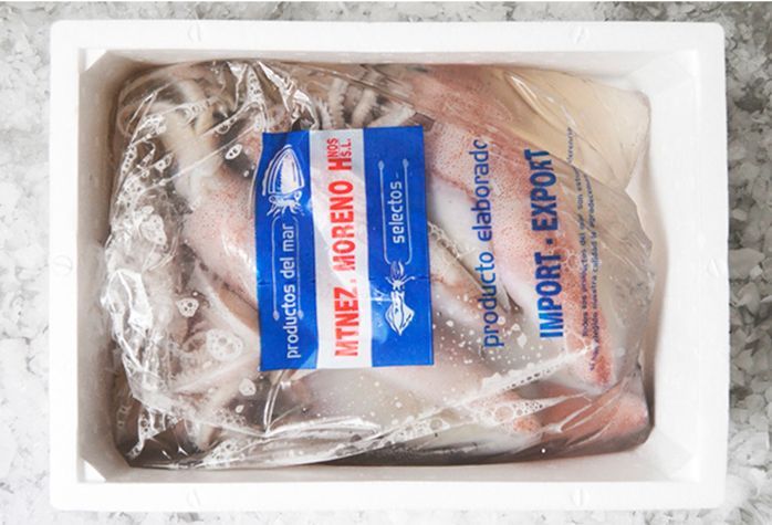 Un paquete de calamares está en una caja de poliestireno.