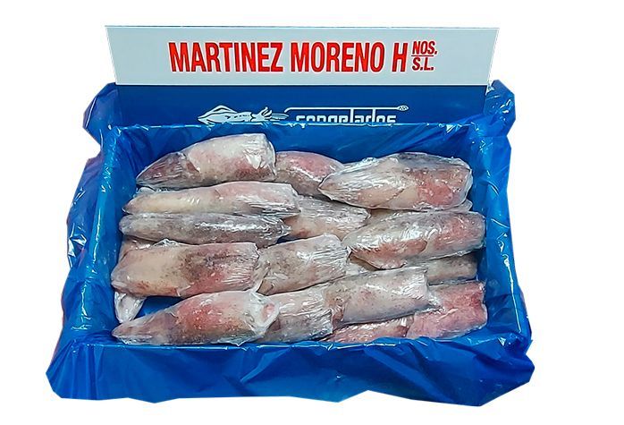 Una caja de calamares está encima de una bolsa de plástico azul.