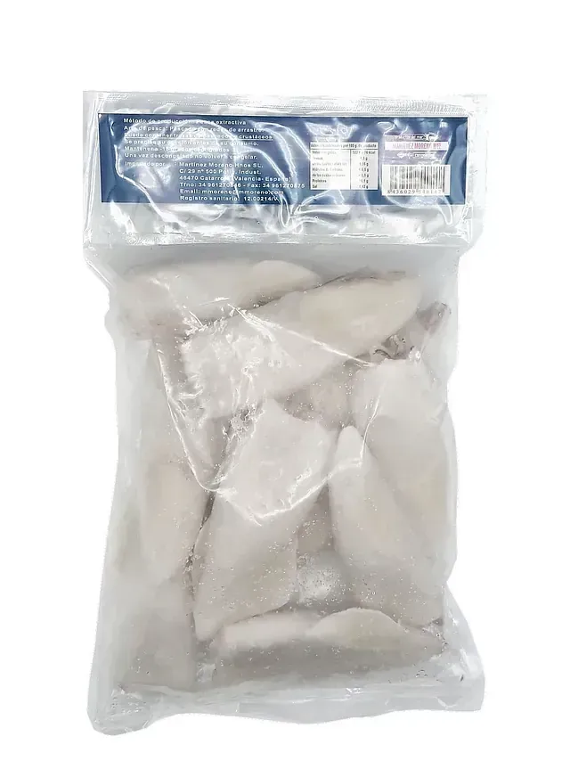Una bolsa de calamares congelados sobre un fondo blanco.