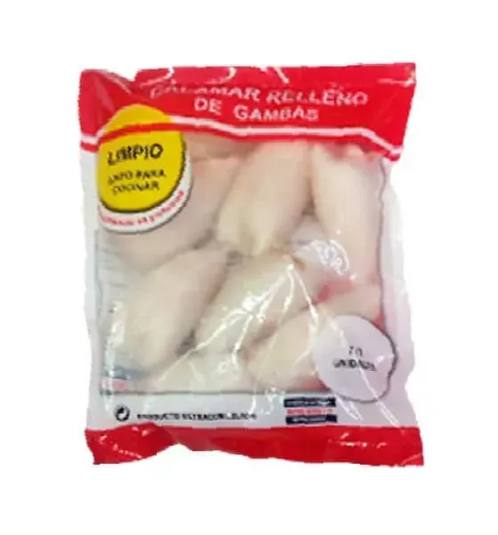 Una bolsa de calamares rellenos de gambas sobre un fondo blanco.