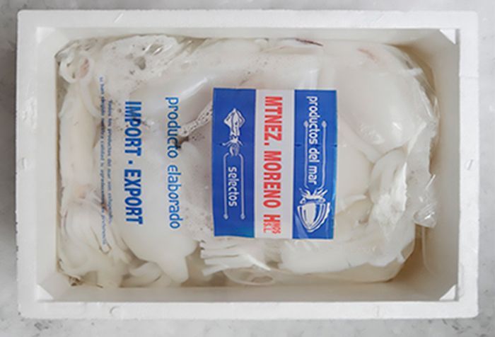 Una caja blanca llena de una bolsa de comida.