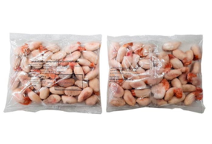 Dos bolsas de camarones congelados están una al lado de la otra sobre un fondo blanco.