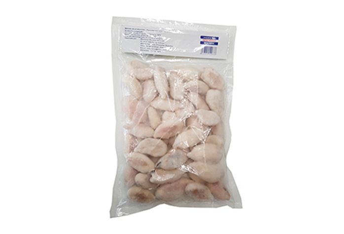 Una bolsa de camarones congelados sobre un fondo blanco.