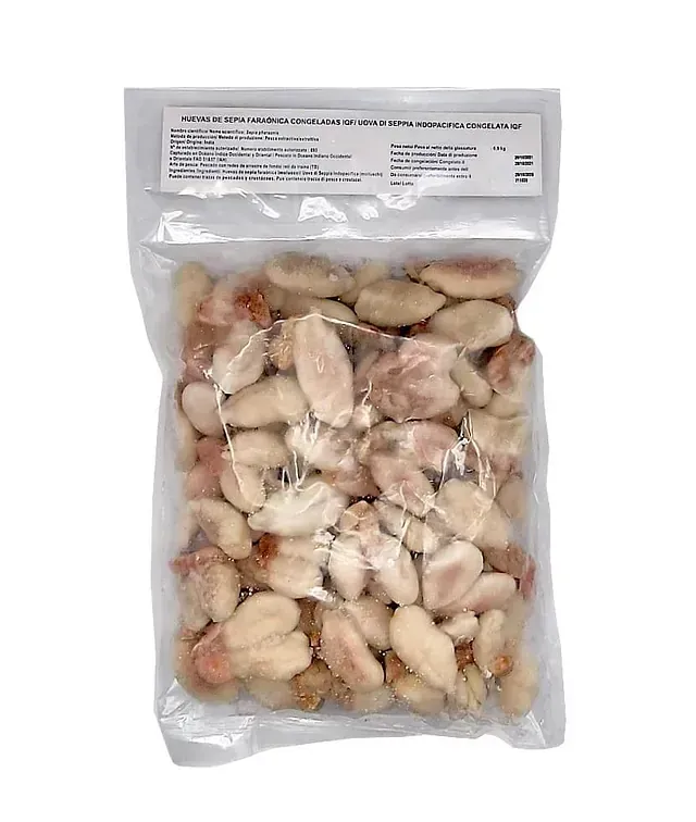 Una bolsa de camarones congelados sobre un fondo blanco.