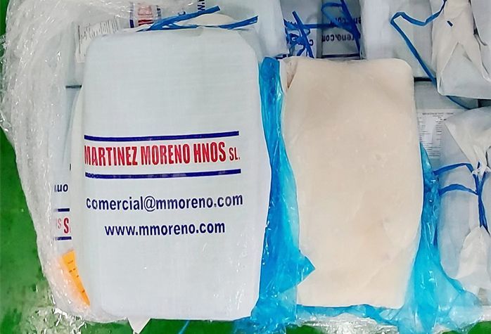 Una bolsa blanca con el nombre MartÃnez Moreno.