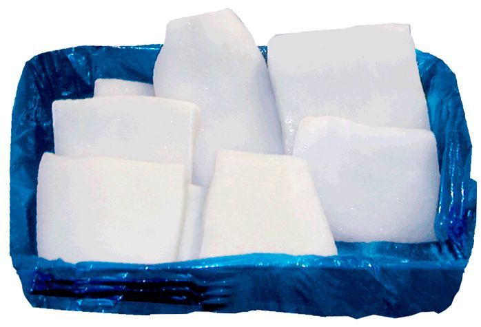 Una bolsa de plástico azul llena de pañuelos blancos sobre un fondo blanco.