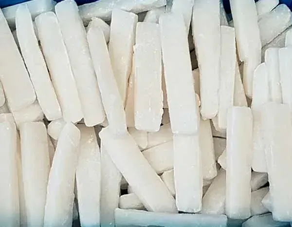 Una pila de palos blancos colocados uno encima del otro sobre una mesa.