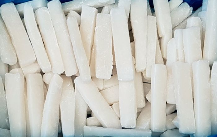 Una pila de palos blancos colocados uno encima del otro sobre una mesa.