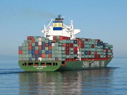 Un gran barco portacontenedores con las palabras 