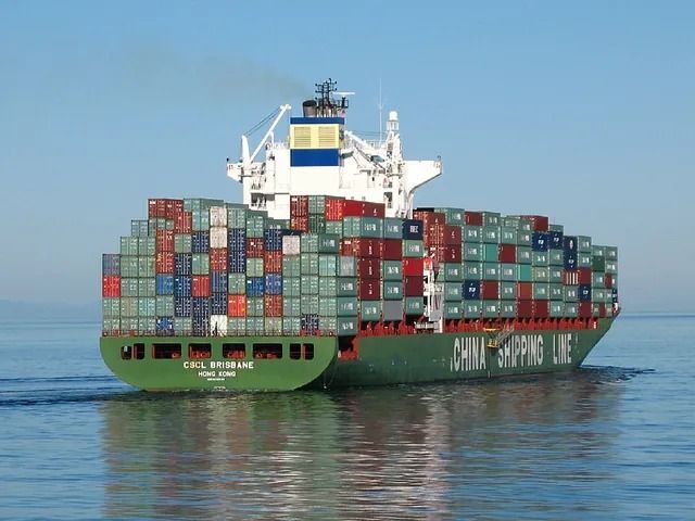 Un gran barco portacontenedores con las palabras 