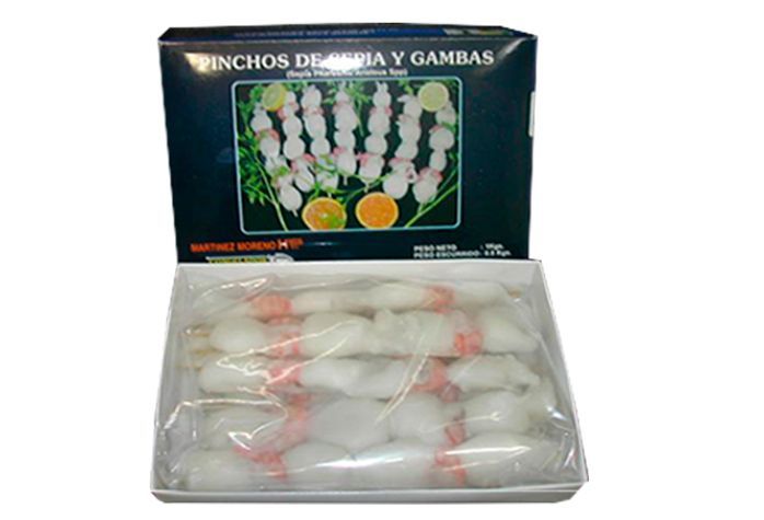 Una caja de camarones está sobre una mesa.