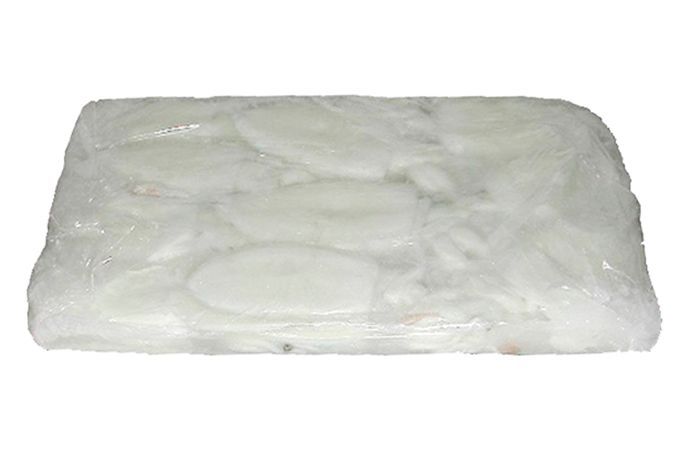 Un trozo de jabón blanco sobre un fondo blanco.