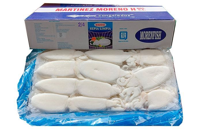 Una caja de calamares está encima de una bandeja de calamares.