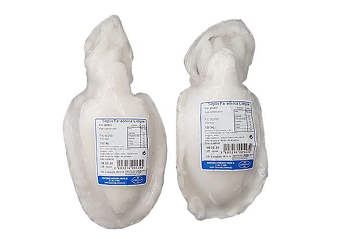 Dos objetos blancos con etiquetas azules sobre un fondo blanco.