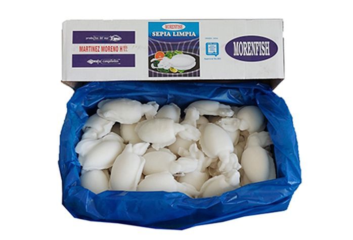 Una caja de hongos está encima de una bolsa azul.