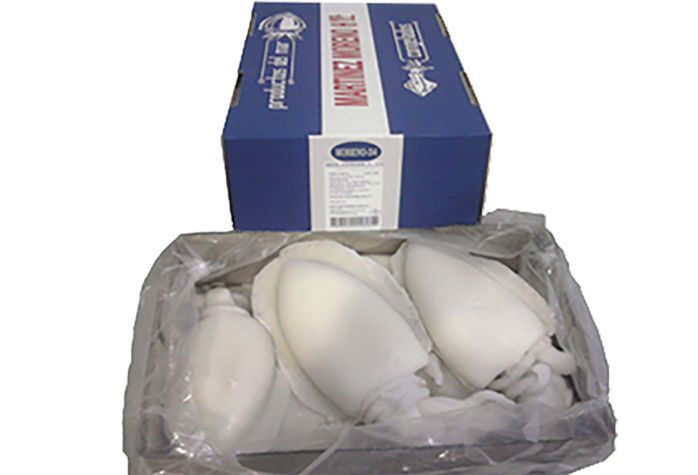 Una caja de calamares se encuentra junto a una bolsa de calamares.