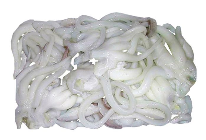 Un primer plano de una pila de fideos sobre un fondo blanco.