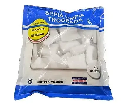 Una bolsa de sepia limpia troceada sobre fondo blanco.