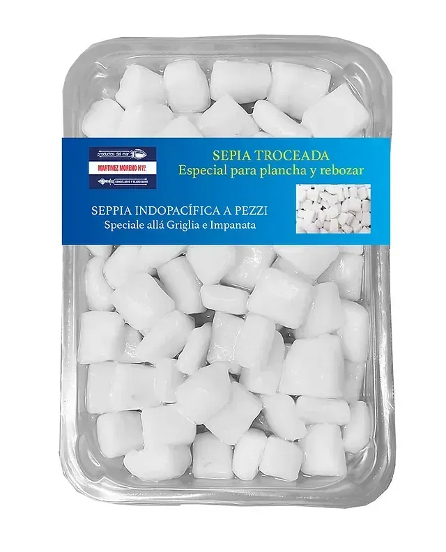 Un recipiente de plástico lleno de trozos blancos de comida