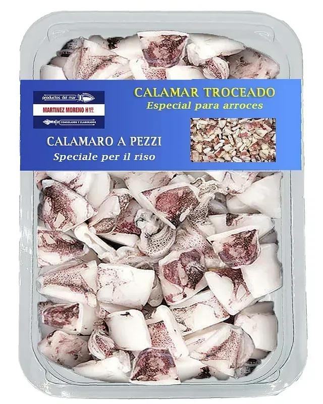 Un recipiente de plástico lleno de trozos de calamar y arroz