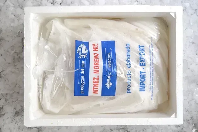 Una bolsa de plástico blanca que dice