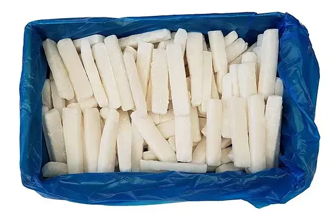 Una bolsa azul llena de palos blancos sobre un fondo blanco.