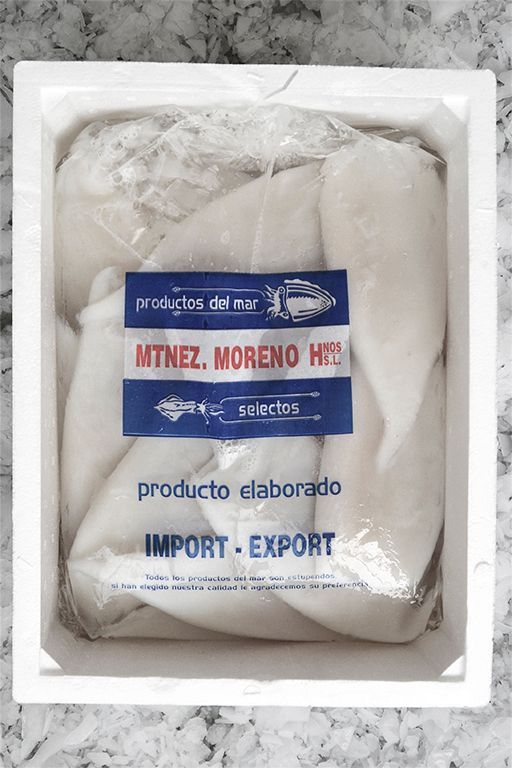 Un paquete de pescado mtnez moreno se encuentra en una caja de poliestireno.