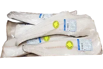 Un montón de pescado envuelto en plástico sobre un fondo blanco.