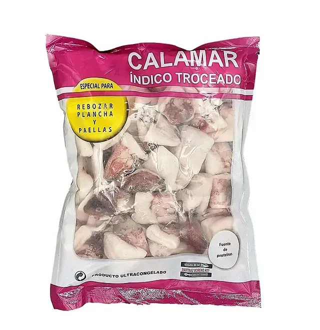Una bolsa de calamares congelados en una bolsa de plástico sobre un fondo blanco.