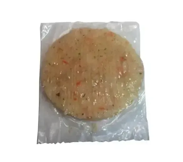 Una hamburguesa en una bolsa de plástico sobre un fondo blanco.