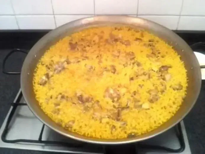 Una olla de arroz se está cocinando en una estufa