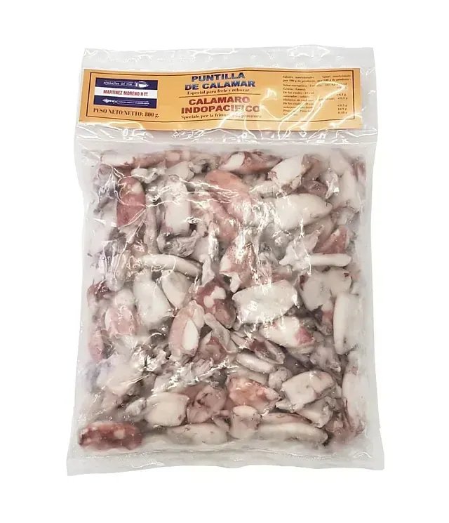 Una bolsa de calamares congelados sobre un fondo blanco.