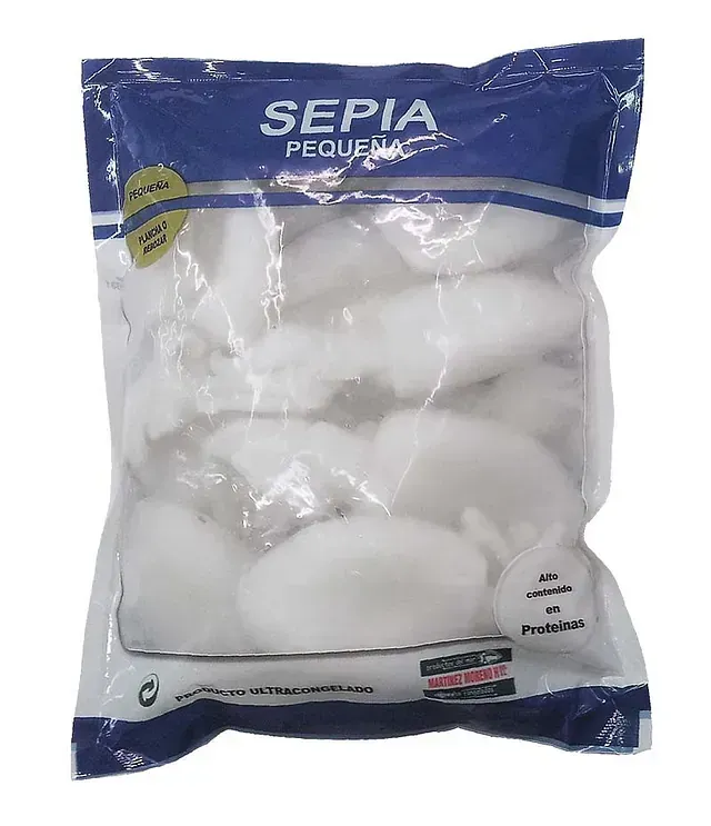 Una bolsa de bolitas de algodón color sepia pequeña sobre un fondo blanco.