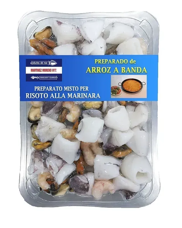 Un recipiente de plástico lleno de mariscos, incluidos calamares y mejillones.