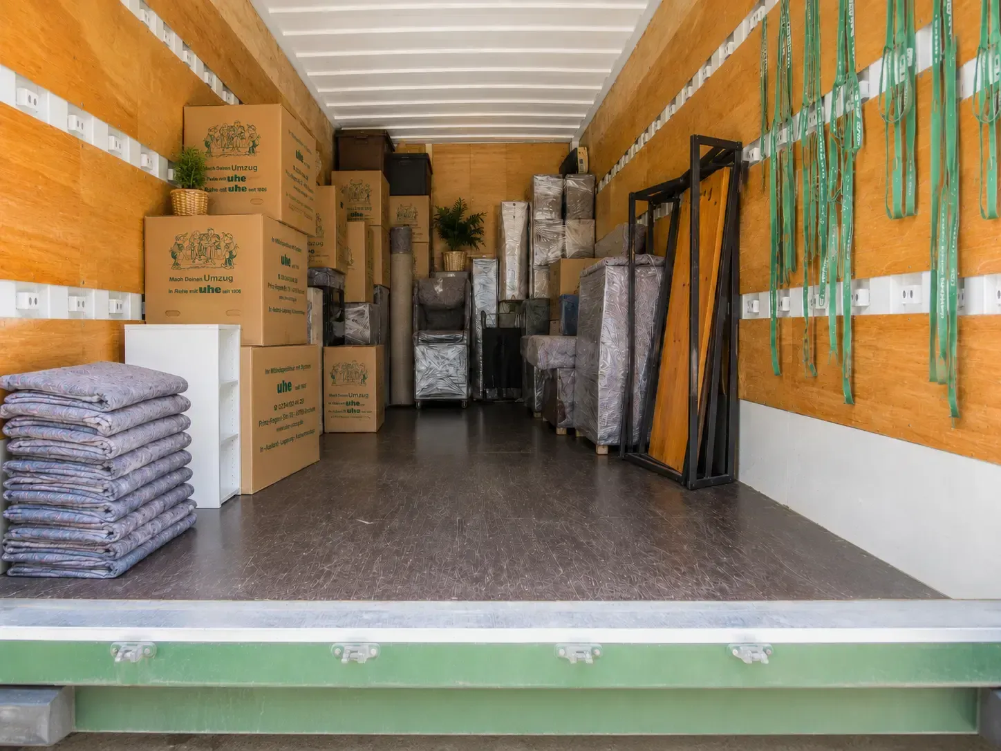 Das Innere eines mit Umzugs- und Lagerguts befüllten Lagercontainers.