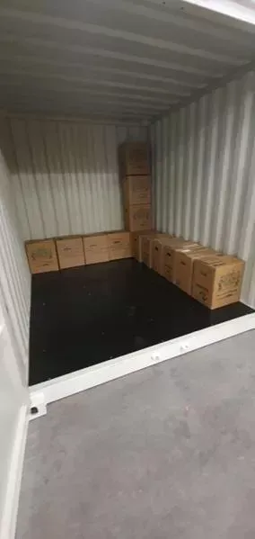 Das Innere eines mit Kisten gefüllten Schiffscontainers.