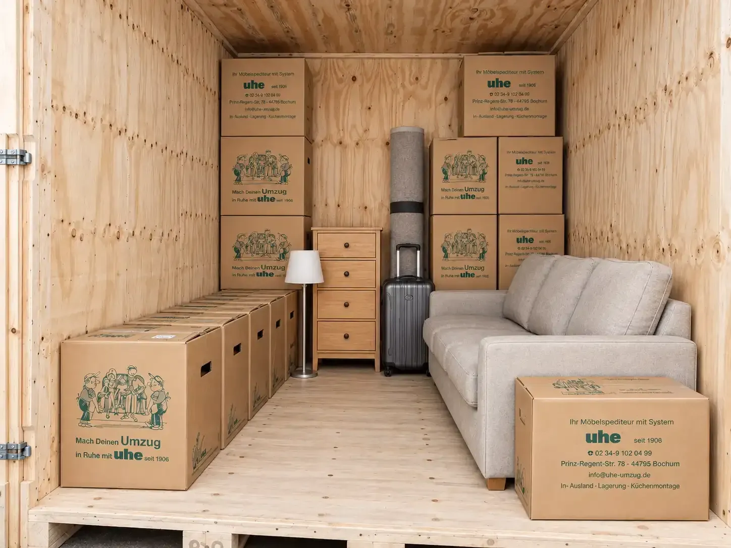Eine mit Lagergut und Umzugskartons gefüllte Lagerbox aus Holz mit einer Fläche von ca. 5qm.